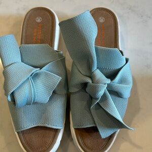 Bernie Mev Omar blue Freesia slip on